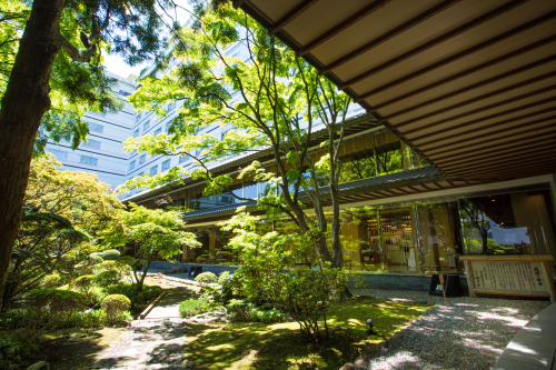 中庭「松岡庭園」