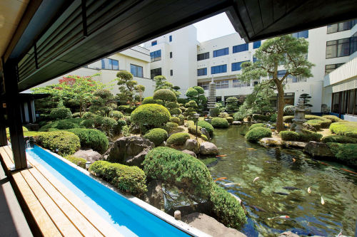 外観足湯と庭園