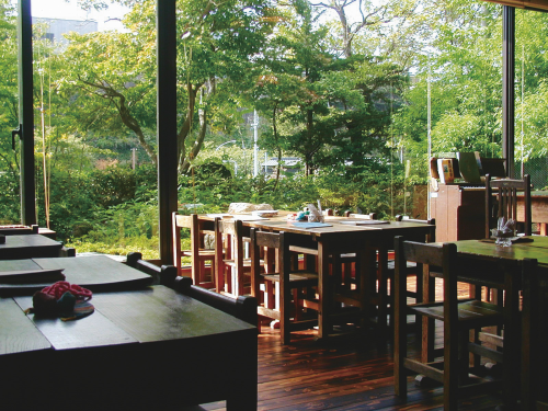 昔の教室を再現したロビー