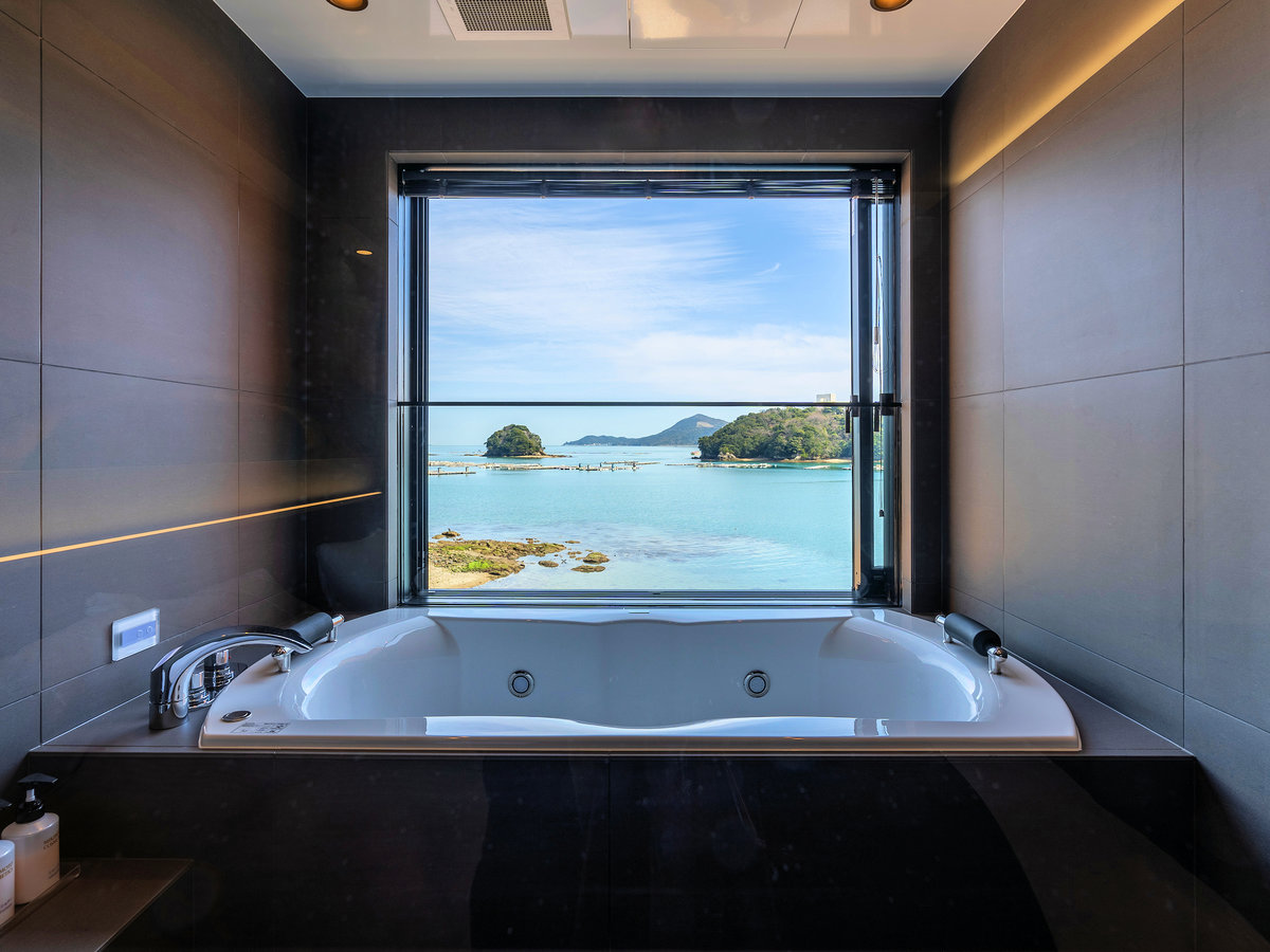 客室半露天風呂（外付け開閉式窓あり　一例）