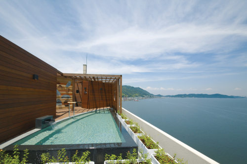 屋上展望露天風呂「波の湯」（3月～11月限定）