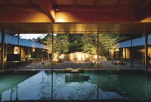 内湯から眺める庭園