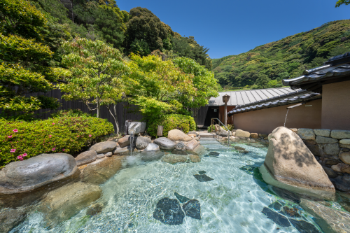 「紅葉の湯」土塀露天風呂