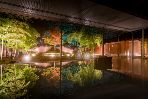 内湯から眺める庭園(秋頃)