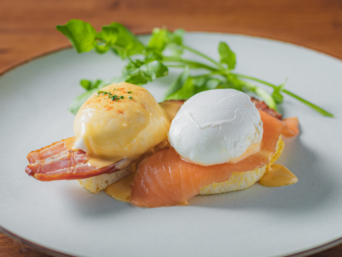 朝食＜メイン：エッグベネディクト＞（イメージ）