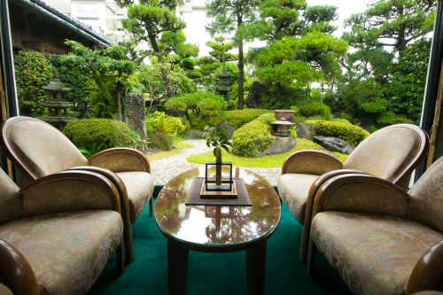 ロビーから臨む枯山水の庭園